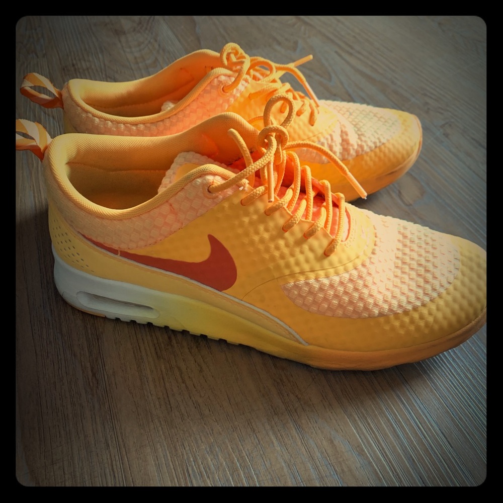 Neon Orange Nike Air Max sneakers👟